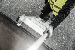 Stufen-Anlegeleiter LKW Mit Ausstiegsholm Links -Leiterwerkzeug Geschäft 40341 03