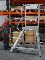 Nr. 51503 Premium-Line Mobile Podesttreppe Einseitig Begehbar Mit Zentralfeststellung 4 Stufen 7 Nr. 51503 Premium-Line Mobile Podesttreppe Einseitig Begehbar Mit Zentralfeststellung 4 Stufen – Bild 7