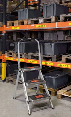 Safety Step - Robuste Aluminium Klapptreppe 2 Stufen 17 Safety Step - Robuste Aluminium Klapptreppe 2 Stufen -Leiterwerkzeug Geschäft safety step im einsatz953e6