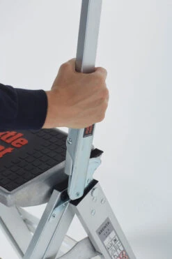 Safety Step - Robuste Aluminium Klapptreppe 2 Stufen 15 Safety Step - Robuste Aluminium Klapptreppe 2 Stufen -Leiterwerkzeug Geschäft safety step sicher und funktional28d83